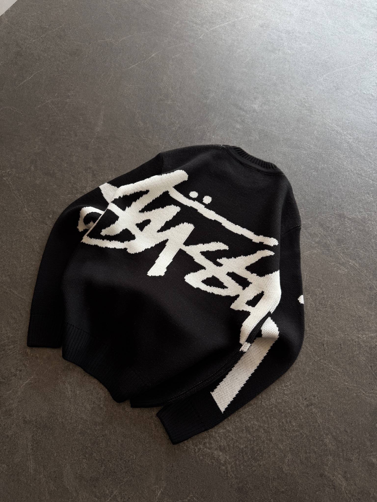 Pull  lain stussy